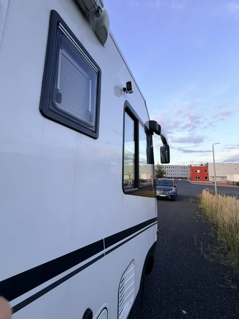 eufyCam 3C Kamera in weißem Gehäuse, hoch an der Seite eines weißen Wohnmobils über den Fenstern montiert