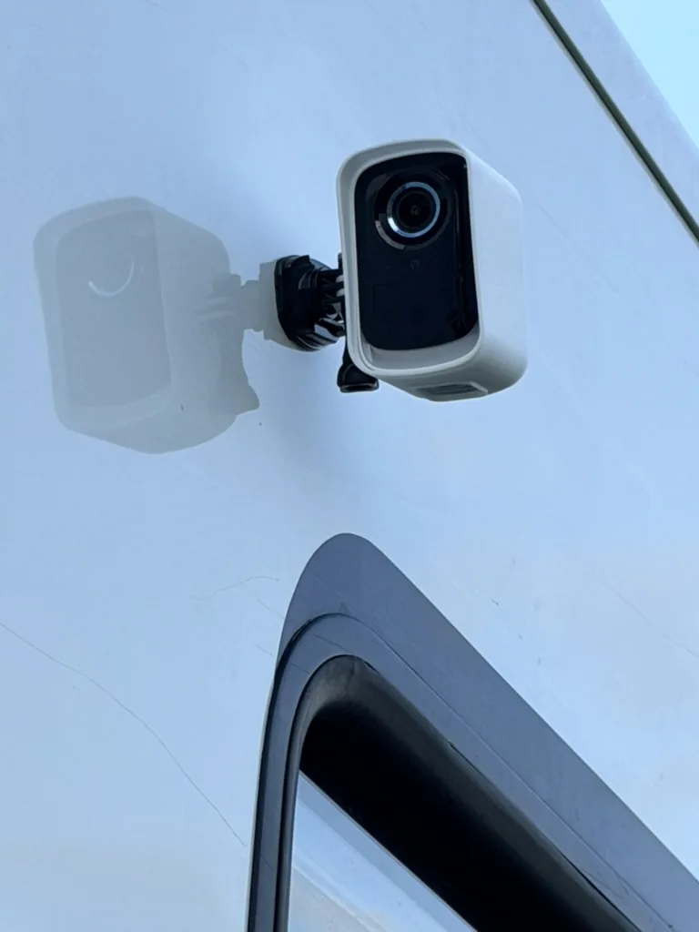 Detail der eufyCam 3C im weißen Gehäuse an der Fahrzeugseite, mit sichtbarem schwarzem GoPro-Schnellverschluss