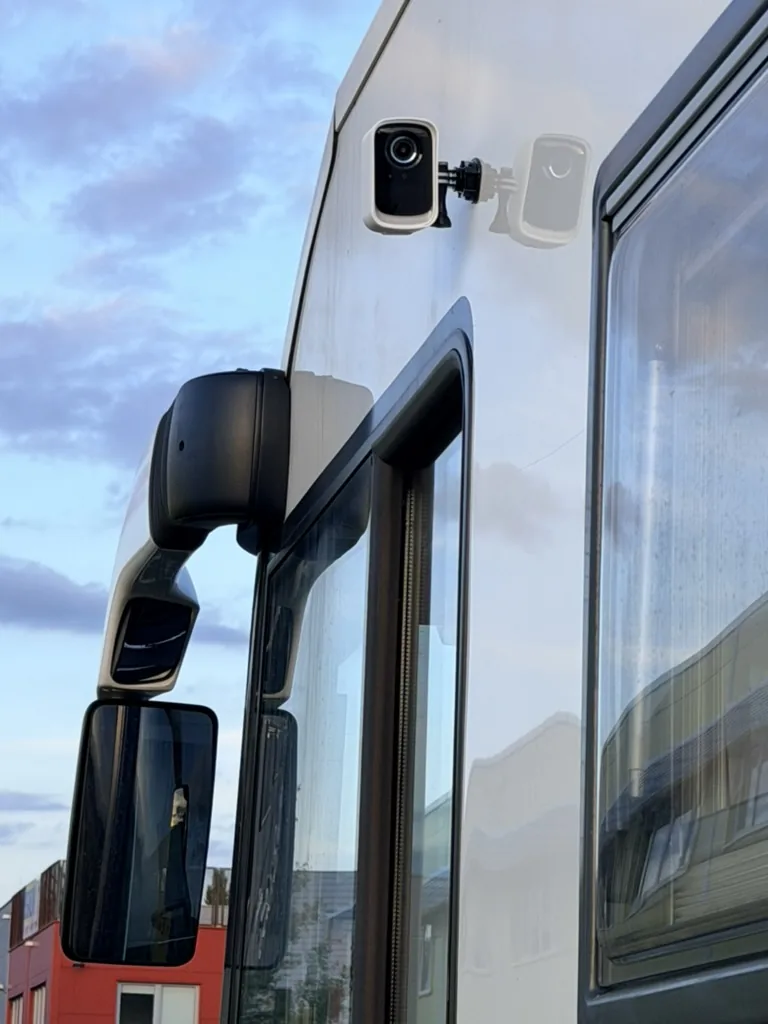 Kamera hoch über dem Eingangsbereich des Wohnmobils neben dem Außenspiegel montiert