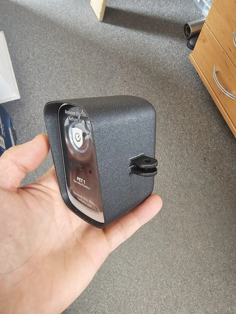 Schwarzer Testdruck des Gehäuses mit eingesetzter eufyCam 3C, in der Hand gehalten, mit GoPro-Lasche an der Seite