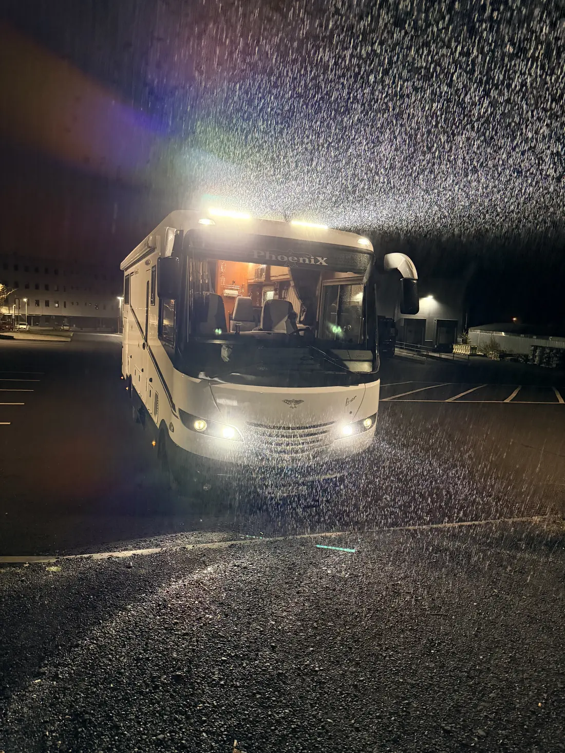 Phoenix 8200 roulant de nuit sur route mouillée avec les phares HELLA Bi-LED