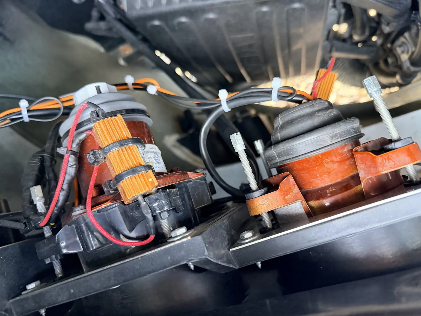 Projecteur Hella d'origine avec ampoules LED Osram et résistances de puissance — avant le passage aux modules Bi-LED
