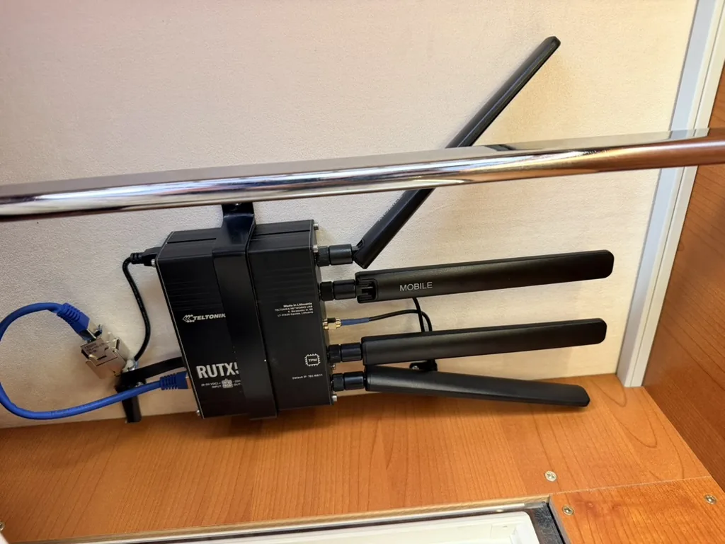 Router Teltonika RUTX50 mit Antennen, montiert im oberen Teil des Schranks im Wohnmobil