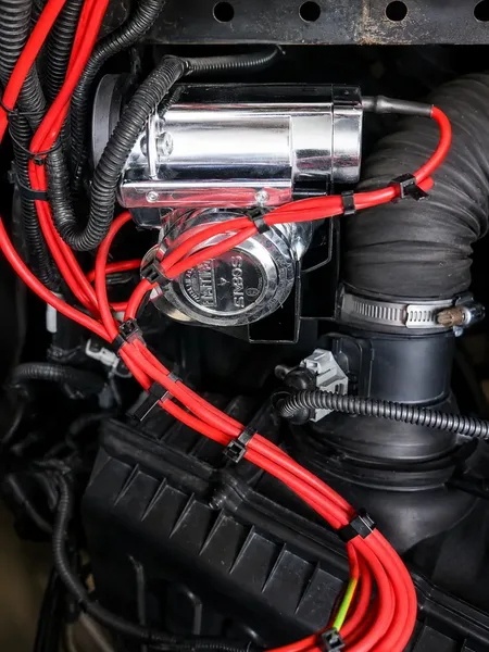 Stebel Nautilus Compact v motorovém prostoru Phoenixu — montáž přes relé