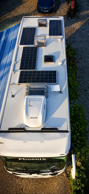 Blick auf das Dach des Phoenix — Solarpanele und Klimaanlagen