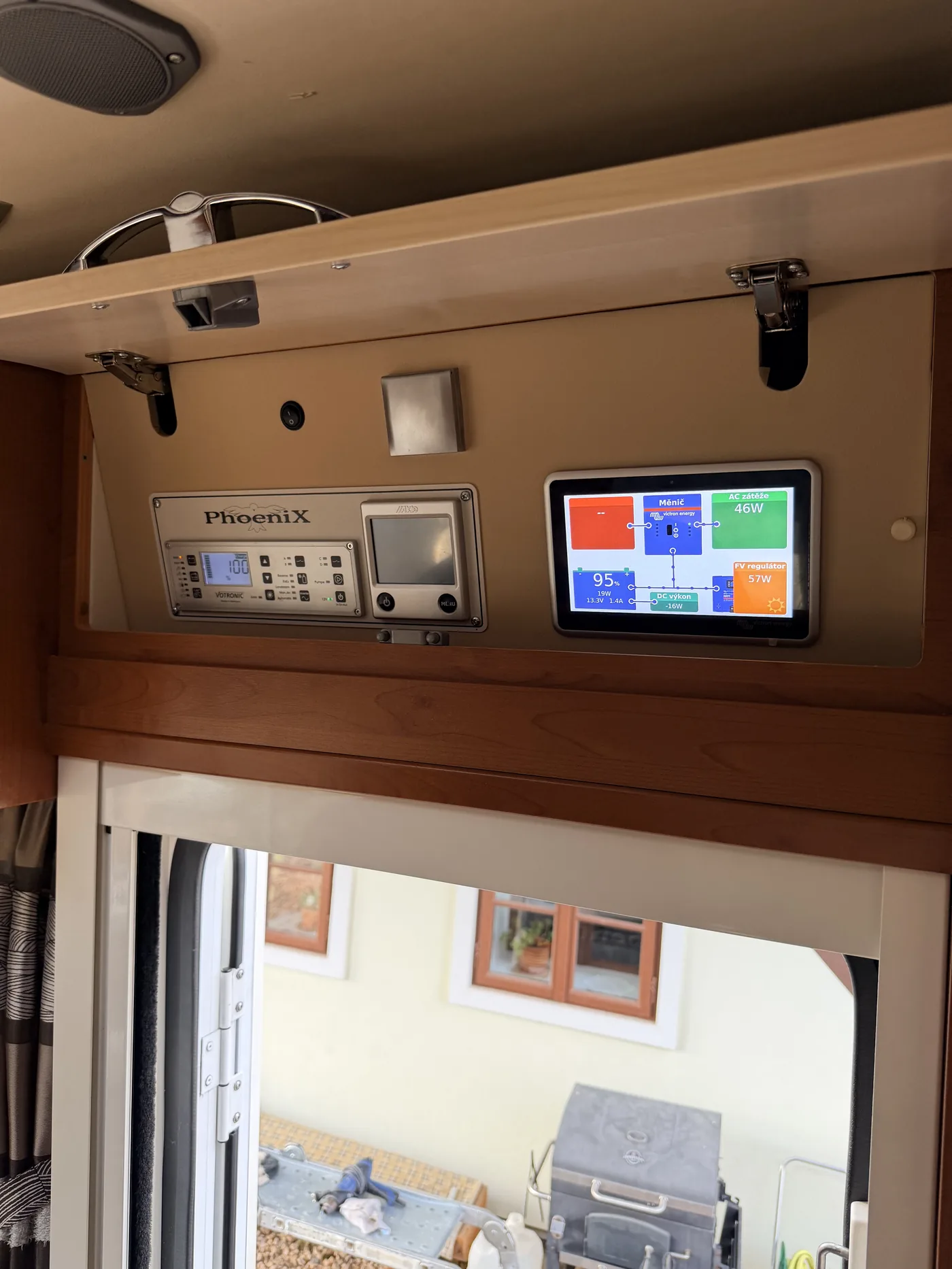 Bordsystem-Monitoring des Phoenix — Cerbo GX Tablet mit VRM-Dashboard im Innenraum